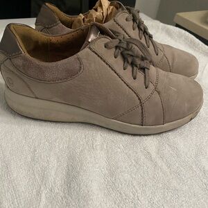 Worn women’s shoes size 6 just a lil tlc needed